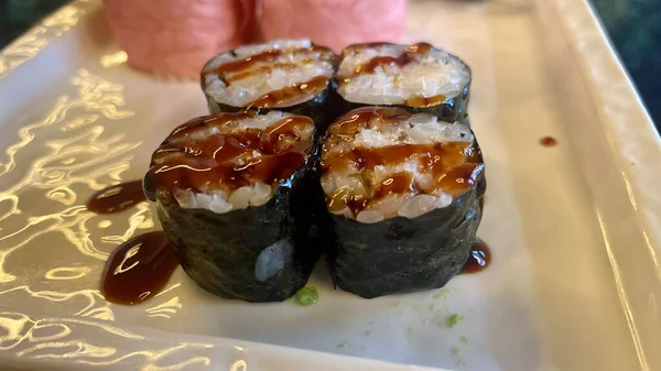 Sushi Auf Einem Teller — Stockfoto