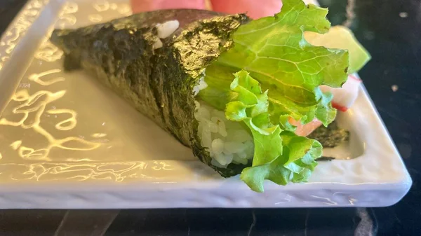 皿の上で寿司を食べる — ストック写真