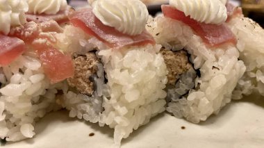 Suşi ve balık tabağı. 