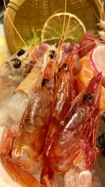 Suşi ve balık tabağı. 