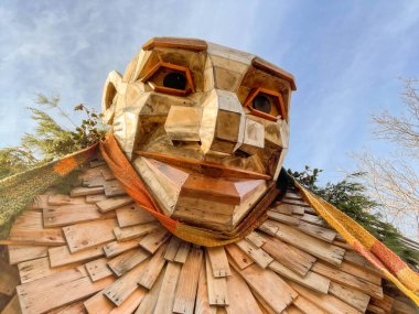 Ormanda Tahta Trol heykeli