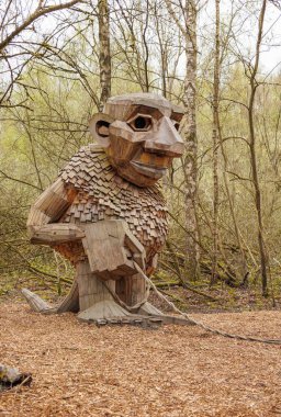 Ormanda Tahta Trol heykeli