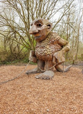 Ormanda Tahta Trol heykeli