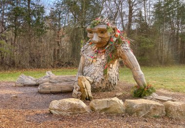 Ormanda Tahta Trol heykeli