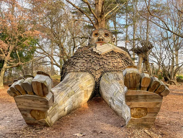 Ormanda Tahta Trol heykeli