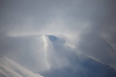 Karlı dağların güzel kutup manzarası