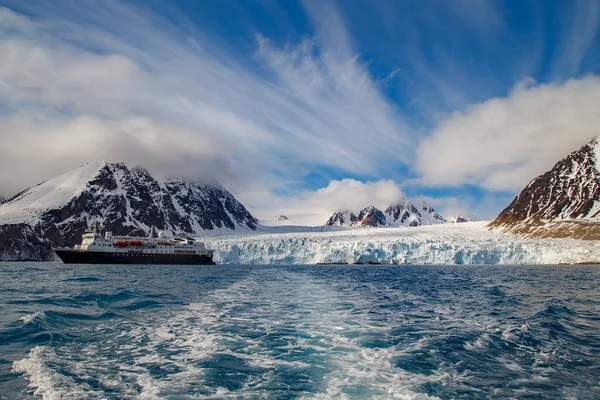 Μεγάλο Πλοίο Στη Θάλασσα Στην Αρκτική Ακτή — Φωτογραφία Αρχείου
