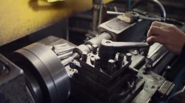 Bir makinenin metal parçasını keskinleştirmek, metali işlemek için bir makine, metal parçasını bileyen bir işçi, metal kesme, bir makine üzerinde çalışan bir işçi, bir elektrik makinesi üzerinde çalışan bir işçi, atölyede çalışan bir işçi, metal işleme
