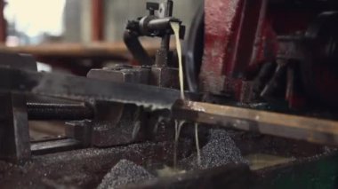 Bir makinenin metal parçasını keskinleştirmek, metali işlemek için bir makine, metal parçasını bileyen bir işçi, metal kesme, bir makine üzerinde çalışan bir işçi, bir elektrik makinesi üzerinde çalışan bir işçi, atölyede çalışan bir işçi, metal işleme