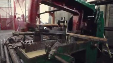 Bir makinenin metal parçasını keskinleştirmek, metali işlemek için bir makine, metal parçasını bileyen bir işçi, metal kesme, bir makine üzerinde çalışan bir işçi, bir elektrik makinesi üzerinde çalışan bir işçi, atölyede çalışan bir işçi, metal işleme