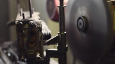 Bir makinenin metal parçasını keskinleştirmek, metali işlemek için bir makine, metal parçasını bileyen bir işçi, metal kesme, bir makine üzerinde çalışan bir işçi, bir elektrik makinesi üzerinde çalışan bir işçi, atölyede çalışan bir işçi, metal işleme
