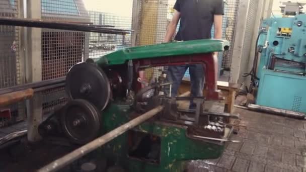 기계의 부분을 날카롭게 금속을 가공하는 부분을 날카롭게 절단하는 기계에서 일하는 — 비디오