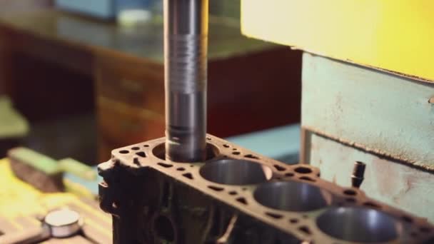 Schärfen Eines Metallteils Einer Maschine Maschine Zur Metallbearbeitung Arbeiter Schärfen — Stockvideo