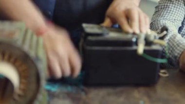 Jeneratörü kontrol edin, jeneratörü çalıştırın, jeneratörü çalıştırın, jeneratörü çalıştırın, iki işçi jeneratörü kontrol edin, işçiler akıntıyı kontrol edin, işçilerin elleri...
