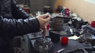 Cıvataları sıkan işçiler, atölyede cıvataları sıkan işçiler, cıvata sıkma, pek çok detay, elleriyle çalışıyor., 