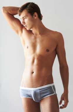 Yatak odasında iç çamaşırı seksi erotik yakışıklı genç adam