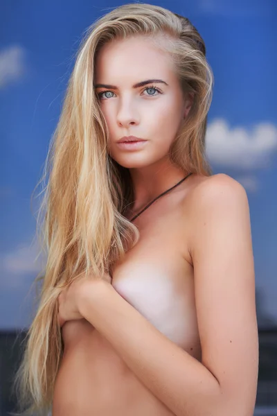 Vacker ung blond flicka — Stockfoto