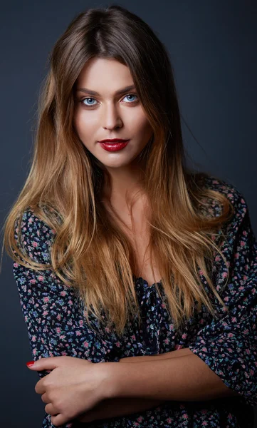 Preciosos ojos azules mujer con labios rojos maquillaje y cabello —  Fotos de Stock