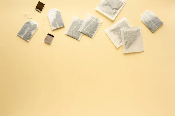 Pose plate de différents sachets de thé sur fond beige, espace pour le texte — Photo