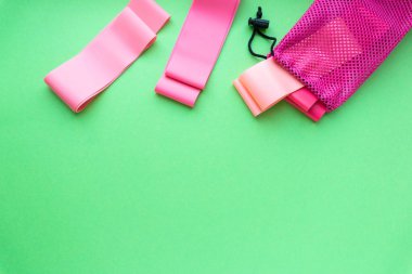 Yeşil arkaplan ve telif boşluğunda spor için elastik bant düzlüğü