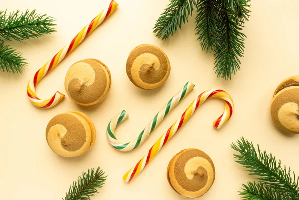 Ett julligg. Cookies, klubbor käpp och gran grenar på beige bakgrund, ovanifrån — Stockfoto