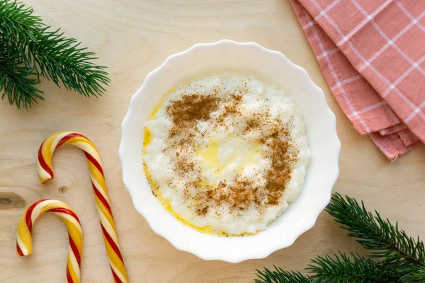 Рождественская Рисовая Каша Маслом Корицей Деревянном Фоне Вид Сверху — стоковое фото