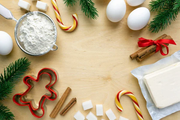 Cadre d'ingrédients pour la cuisson des biscuits de Noël. Farine, oeufs, beurre et sucre sur fond de bois — Photo
