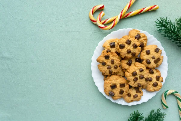 Jule cookies med chokolade chips på blå tekstil baggrund, plads til tekst - Stock-foto