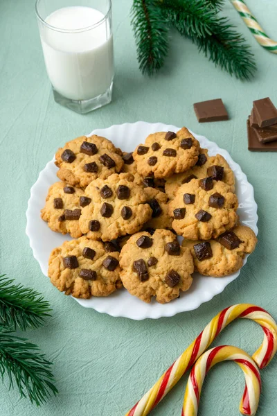 Biscoitos de Natal com chips de chocolate no fundo têxtil azul — Fotografia de Stock