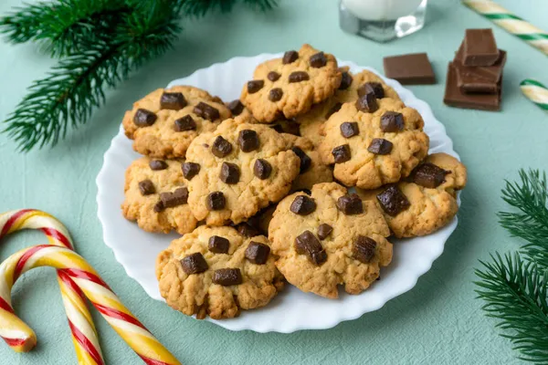 Χριστουγεννιάτικα μπισκότα με κομματάκια σοκολάτας σε μπλε φόντο από ύφασμα Φωτογραφία Αρχείου