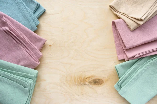 Toallas de cocina de lino multicolor sobre fondo de madera, espacio para texto — Foto de Stock