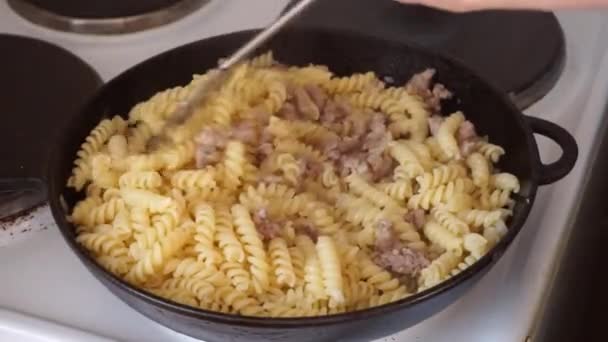 Приготування макаронних виробів фузілі з фаршем на сковороді — стокове відео