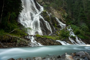 Haslacher eşekarısı şelalesi, Tirol 'deki (Avusturya) en büyük şelalelerden biridir ve Kalsertal' da bulunur.