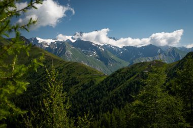 Grossglockner, Avusturya 'nın en yüksek dağı Hohe Tauern Milli Parkı' nın merkezinde yazın güneşli bir gün.