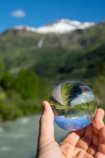 Esfera Vidrio Sostenida Mano Río Montañas Día Soleado Osttirol Austria — Foto de Stock