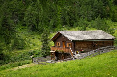 Alplerdeki eski ahşap ev, yazın bulutlu bir gün, Doğu Tyrol (Avusturya))