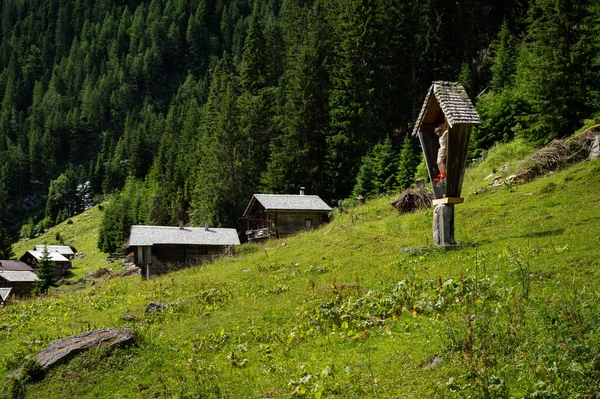 Krucyfiks Stare Drewniane Domki Alpach Słoneczny Dzień Lecie Wschodni Tyrol — Zdjęcie stockowe