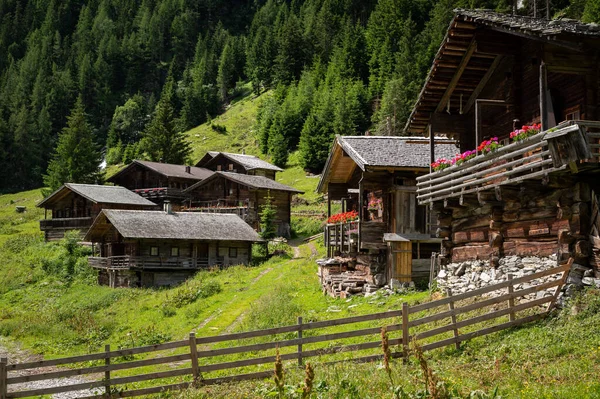 Viejas Casitas Madera Los Alpes Día Soleado Verano Tirol Oriental — Foto de Stock