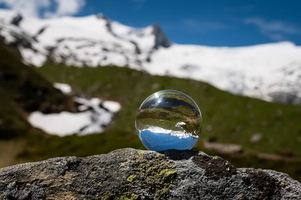 Glazen Bol Een Rots Alpen Zonnige Dag Zomer Sneeuw Blauwe — Stockfoto