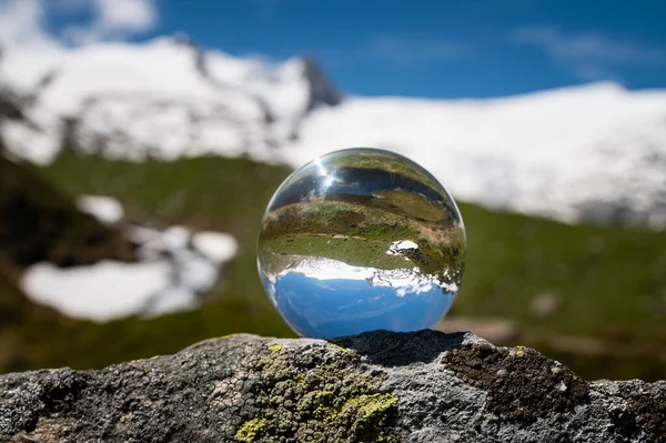 アルプスの岩の上に横たわるガラス球 夏の晴れた日 東チロル オーストリア — ストック写真