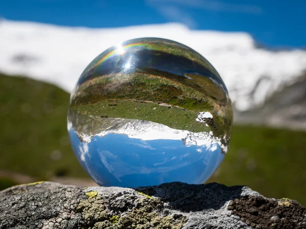 Glazen Bol Een Rots Alpen Zonnige Dag Zomer Sneeuw Blauwe — Stockfoto