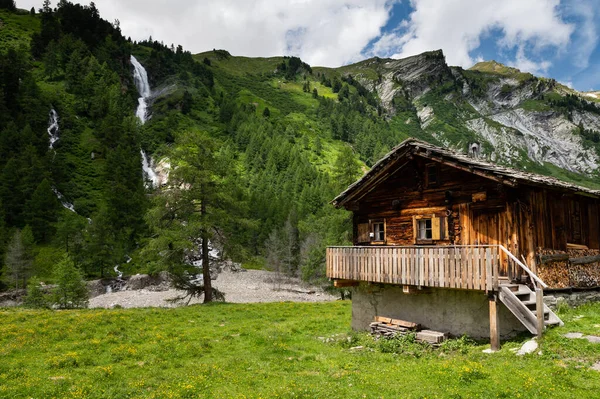 Stary Drewniany Domek Alpach Wodospad Tle Słoneczny Dzień Lecie Wschodni — Zdjęcie stockowe