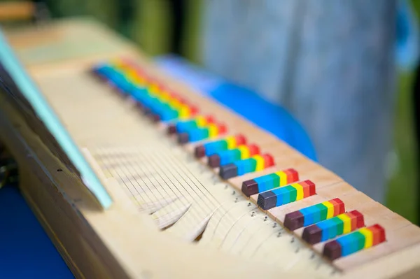 Nahaufnahme Eines Kleinen Reise Clavichords Mit Bunten Schlüsseln Handgefertigt — Stockfoto