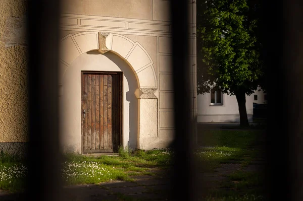 Vecchia Porta Laterale Legno Marrone Una Chiesa Giornata Sole Estate — Foto Stock