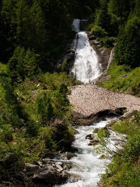 Cascada Parcialmente Cubierta Restos Nieve Día Soleado Principios Verano Tirol — Foto de Stock