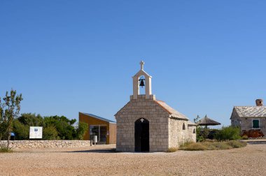 Dalamatia (Hırvatistan), Vrana Gölü yakınlarındaki bir tepede küçük bir şapel, yazın sonlarında güneşli bir gün, mavi gökyüzü