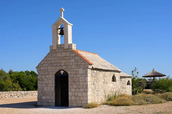 Kleine Kapel Een Heuvel Bij Het Vranameer Dalamatia Kroatië Zonnige — Stockfoto