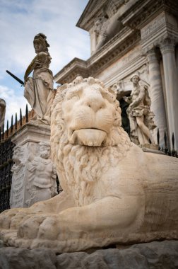 Sonbaharda güneşli bir günde Venedik 'te (İtalya) Arsenale' in önündeki taş aslan.