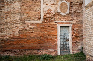 Venedik 'te (İtalya) eski bir kilise cephesi, sonbaharda bulutlu bir gün