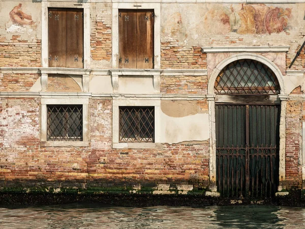 Venedik Talya Kenarındaki Eski Bir Tuğla Duvarda Giriş Sonbaharda Bulutlu — Stok fotoğraf